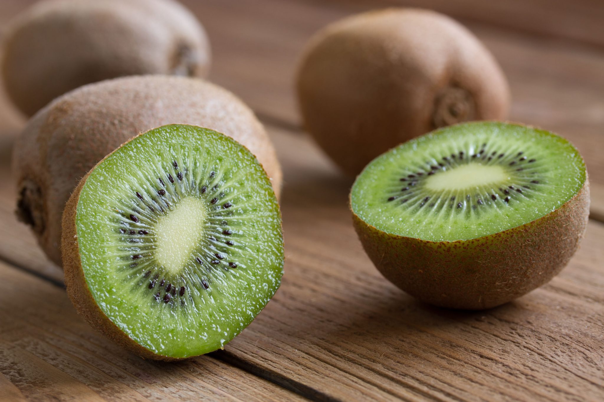 kiwi on a wooden background | Puree Arete